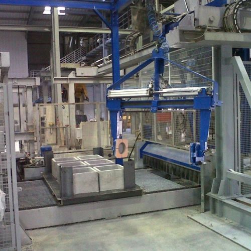 Machine fixe entièrement automatique pour production d’éléments d’assainissement, génie civil, produits d’agriculture etc…