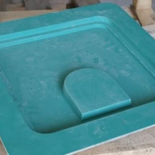 Moules en polyester stratifiés avec gel-coat polyuréthane superficiel, l'ensemble étant souvent renforcé par un cadre métallique, ou éventuellement souvent positionné dans une caisse en contreplaqué marine recouvert de polyester.