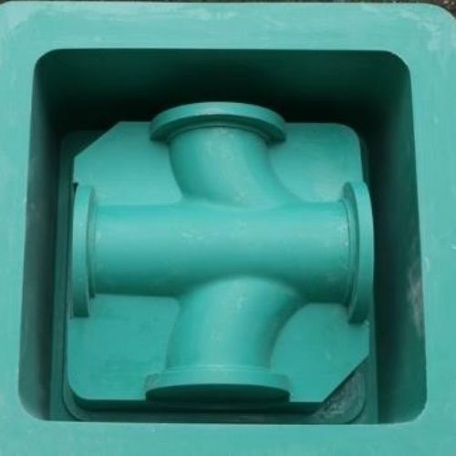 Moules en polyester stratifiés avec gel-coat polyuréthane superficiel, l'ensemble étant souvent renforcé par un cadre métallique, ou éventuellement souvent positionné dans une caisse en contreplaqué marine recouvert de polyester.