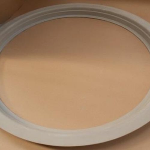 Moules en polyester stratifiés avec gel-coat polyuréthane superficiel, l'ensemble étant souvent renforcé par un cadre métallique, ou éventuellement souvent positionné dans une caisse en contreplaqué marine recouvert de polyester.