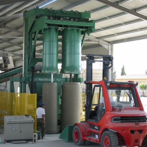 Machine fixe automatique pour production de tuyaux, regards, cônes, anneaux de puits en béton, etc